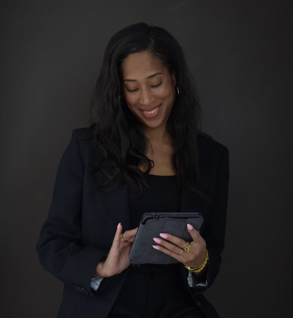 Kimberley Lachend op de foto. Foto bedoelt voor de contact pagina.