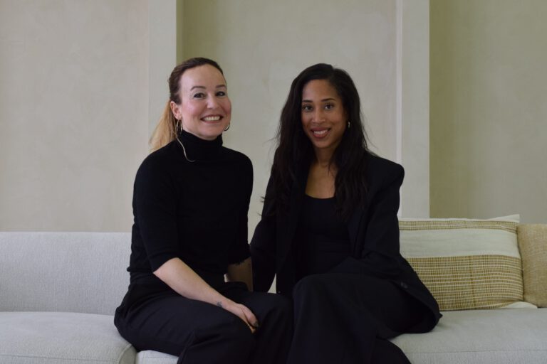 Kimberley Lachend op de foto met een vriendin. Foto bedoelt voor ons aanbod pagina.