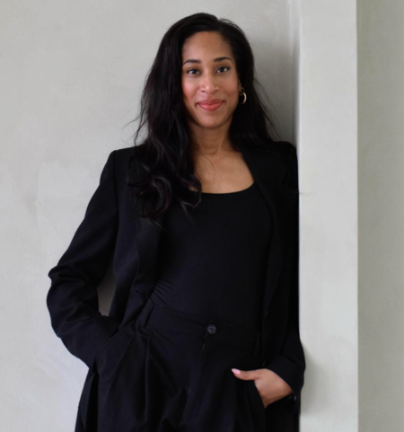 Kimberley, expert in marketing en designs, leunt tegen een pilaar aan. Foto bedoelt voor de homepagina.
